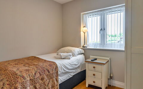 Hollies Cottage, Oak (3 Bed): Letto, Bedding, Camera Da Letto, Lenzuolo, Mobilia, Parete, Interior Design, Legna, Pavimento, Pavimentazione