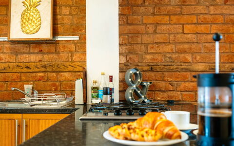 Three Storeys in Newent: Brick, Mobilia, Interior Design, Muratura, Controsoffitto, Cucina, Color Legno, Elettrodomestico Da Cucina, Muro ​​Di Pietra, Latifoglie