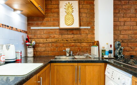 Three Storeys in Newent: Cucina, Elettrodomestico Da Cucina, Apparecchio Major, Controsoffitto, Legna, Cabinetry, Interior Design, Pavimentazione, Elettrodomestico, Cucina Stufa