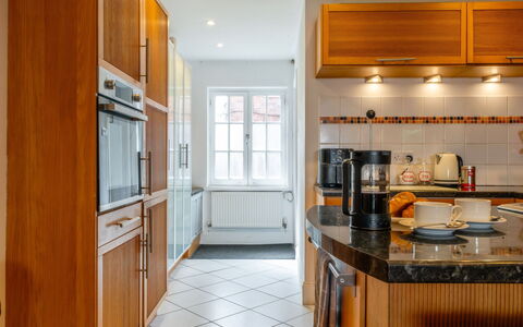 Three Storeys in Newent: Cucina, Controsoffitto, Cabinetry, Elettrodomestico Da Cucina, Interior Design, Pavimentazione, Mobilia, Apparecchio Major, Legna, Pavimento
