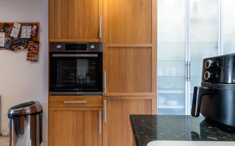 Three Storeys in Newent: Elettrodomestico Da Cucina, Cabinetry, Cucina, Apparecchio Major, Controsoffitto, Elettrodomestico, Legna, Interior Design, Pavimentazione, Credenza