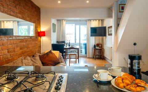 Three Storeys in Newent: Mobilia, Interior Design, Pavimentazione, Legna, Apparecchio Major, Controsoffitto, Cucina, Pavimento, Soffitto, Elettrodomestico Da Cucina