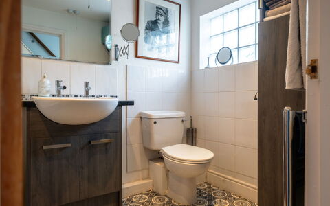 Three Storeys in Newent: Toilet Seat, Bagno, Idraulico Fixture, Gabinetto, Pavimentazione, Interior Design, Pavimento, Lavandino Del Bagno, Lavello, Idraulico