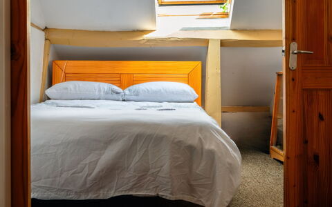 Three Storeys in Newent: Letto, Camera Da Letto, Mobilia, Lenzuolo, Parete, Bedding, Interior Design, Pavimento, Legna, Giallo