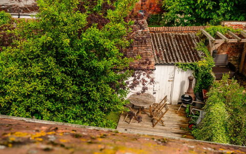 Three Storeys in Newent: Verde, Foglia, Vegetazione, Ramo, Arbusto, Area Rurale, Giardino, Primavera, Villetta