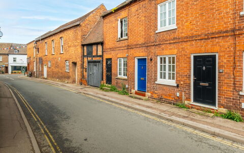 Three Storeys in Newent: Parete, Finestra, Costruzione, Manto Stradale, Giallo, Muratura, Strada, Strada, Brick, Quartiere