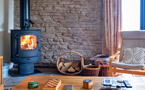 New Lodge Granary: Pavimentazione, Mobilia, Focolare, Soggiorno, Stufa A Legna, Calore, Color Legno, Camino, Muro ​​Di Pietra