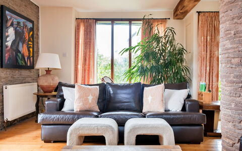 New Lodge Granary: Mobilia, Interior Design, Divano, Pavimentazione, Legna, Soggiorno, Pavimento, Camera, Casa, Tessile