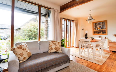New Lodge Granary: Mobilia, Interior Design, Divano, Pavimentazione, Parete, Pavimento, Legna, Camera, Soggiorno, Soffitto