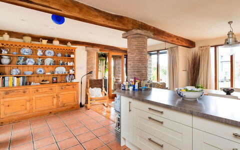 New Lodge Granary: Mobilia, Interior Design, Pavimentazione, Legna, Cucina, Cabinetry, Pavimento, Controsoffitto, Soffitto, Camera