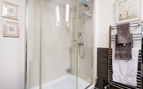 New Lodge Granary: Bagno, Idraulico Fixture, Interior Design, Idraulico, Doccia, Pavimento, Rubinetto, Doccia Porta, Lavello, Specchio