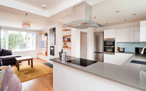 Elizabeth House: Mobilia, Interior Design, Cucina, Controsoffitto, Pavimentazione, Pavimento, Elettrodomestico Da Cucina, Cabinetry, Lampada, Soffitto