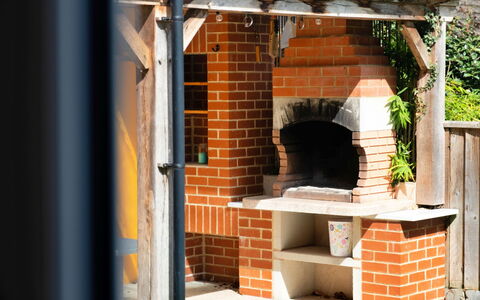 Elizabeth House: Brick, Muratura, Color Legno, Giardino, Sedia, Shade, Camino, Design, Backyard