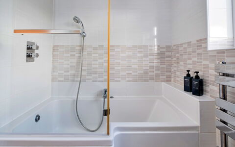 Elizabeth House: Bagno, Idraulico Fixture, Vasca Da Bagno, Pavimentazione, Interior Design, Pavimento, Rubinetto, Idraulico, Doccia, Soffione Doccia