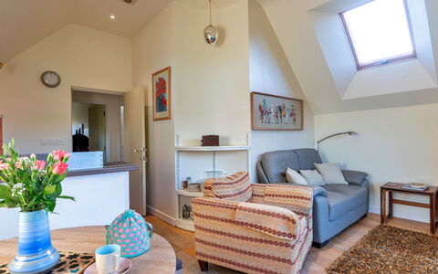 Canal Central: Mobilia, Interior Design, Pavimentazione, Pavimento, Legna, Soffitto, Camera, Divano, Tavolo, Soggiorno
