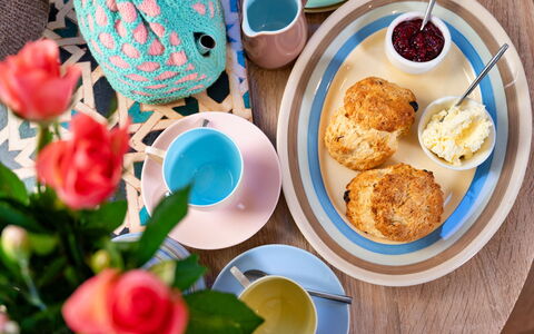 Canal Central: Cibo, Tavola, Tazza, Tazza Di Caffè, Serveware, Bicchieri, Dishware, Teacup, Piattino, Piatto