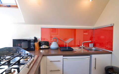 Canal Central: Cucina, Elettrodomestico Da Cucina, Controsoffitto, Apparecchio Major, Interior Design, Lavandino Della Cucina, Cabinetry, Elettrodomestico, Cucina Stufa, Stufa
