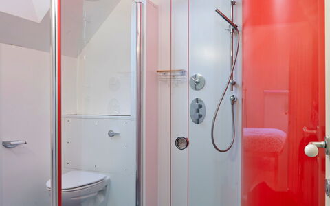 Canal Central: Bagno, Idraulico Fixture, Pavimentazione, Lavandino Del Bagno, Interior Design, Idraulico, Pavimento, Rubinetto, Doccia, Lavello