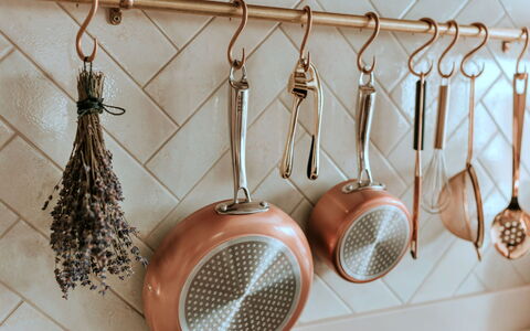 The Old Stables at Tenterden: Cucina, Tavola, Pot Rack, Serveware, Elettrodomestico Da Cucina