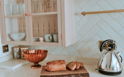 The Old Stables at Tenterden: Cucina, Controsoffitto, Tavola, Elettrodomestico Da Cucina, Cabinetry, Color Legno, Frutta, Cassetto