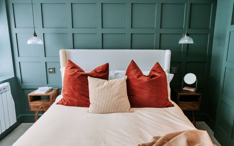 The Old Stables at Tenterden: Mobilia, Letto, Camera Da Letto, Interior Design, Bedding, Legna, Lenzuolo, Pavimentazione, Biancheria, Lancia Cuscino