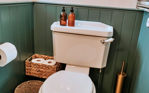 The Old Stables at Tenterden: Toilet Seat, Bagno, Gabinetto, Idraulico Fixture, Idraulico, Pavimento, Piastrella, Rubinetto, Ceramica