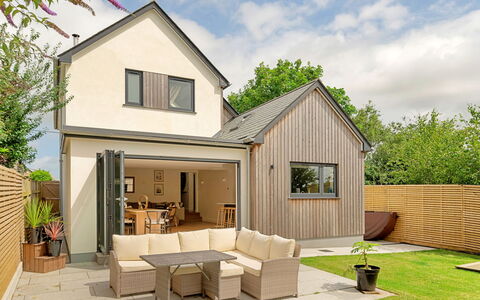 Firethorn: Casa, Casa, Tetto, Porta, Villetta, Estate, Portico, Raccordo, Agriturismo, Giardino