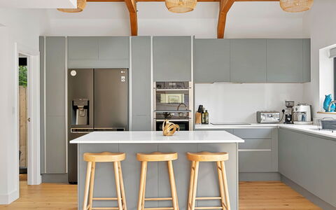 Firethorn: Mobilia, Cucina, Elettrodomestico Da Cucina, Controsoffitto, Interior Design, Pavimentazione, Cabinetry, Apparecchio Major, Legna, Pavimento