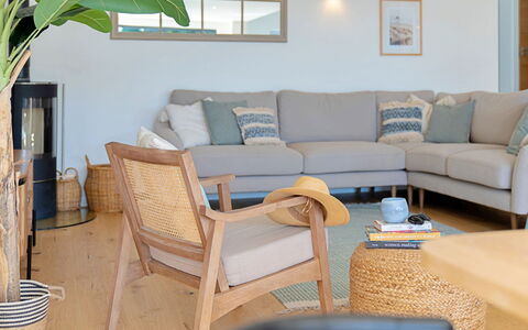 Firethorn: Mobilia, Legna, Interior Design, Divano, Soggiorno, Pavimentazione, Pavimento, Casa, Comfort, Lancia Cuscino