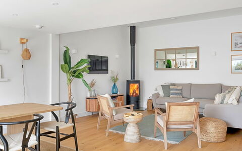 Firethorn: Mobilia, Interior Design, Pavimentazione, Legna, Pavimento, Soggiorno, Sedia, Tavolo, Divano, Pavimento In Legno