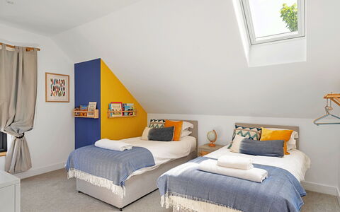 Firethorn: Letto, Mobilia, Camera Da Letto, Interior Design, Bedding, Lenzuolo, Legna, Soffitto, Giallo, Biancheria
