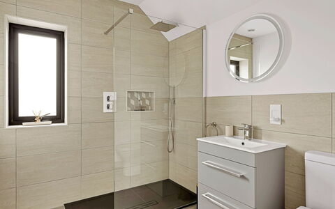 Firethorn: Pavimentazione, Bagno, Pavimento, Parete, Interior Design, Idraulico Fixture, Lavandino Del Bagno, Mobiletto Del Bagno, Lavello, Gabinetto
