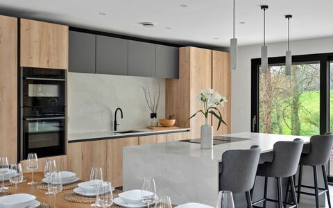 Orchard Rise: Mobilia, Cucina, Controsoffitto, Interior Design, Pavimentazione, Legna, Cabinetry, Pavimento, Lampada, Cucina & Sala Da Pranzo Tavolo