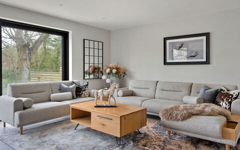 Orchard Rise: Mobilia, Divano, Pavimentazione, Interior Design, Soggiorno, Pavimento, Tavolo, Lancia Cuscino, Pavimento In Legno