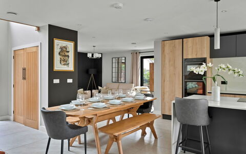Orchard Rise: Mobilia, Interior Design, Pavimentazione, Sedia, Sala Da Pranzo, Tavolo, Cucina & Sala Da Pranzo Tavolo, Pavimento, Legna, Camera