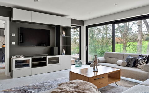 Orchard Rise: Mobilia, Interior Design, Pavimentazione, Televisione, Mensola, Pavimento, Scaffalature, Legna, Soggiorno, Set Televisivo