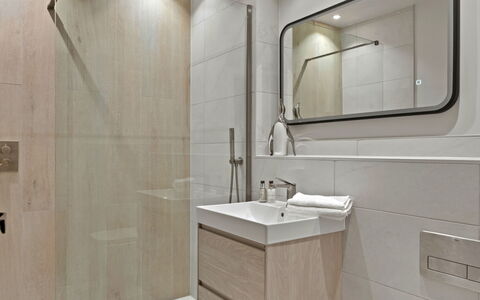 Orchard Rise: Pavimentazione, Bagno, Idraulico Fixture, Interior Design, Parete, Pavimento, Rubinetto, Idraulico, Specchio, Lavello