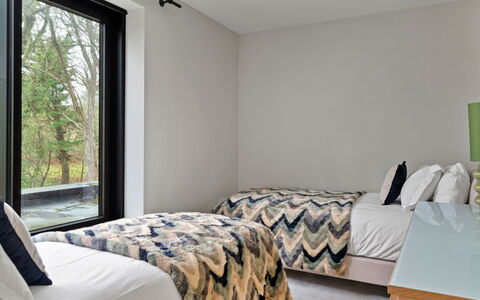 Orchard Rise: Letto, Mobilia, Camera Da Letto, Interior Design, Bedding, Lenzuolo, Parete, Legna, Biancheria, Pavimentazione