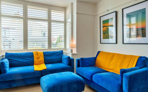 Bude Bolthole: Divano, Mobilia, Interior Design, Soggiorno, Appartamento, Lancia Cuscino, Pavimento, Pavimentazione, Cuscino