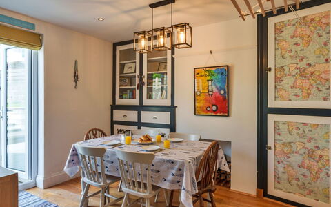 Bude Bolthole: Mobilia, Interior Design, Parete, Pavimentazione, Legna, Sala Da Pranzo, Soffitto, Lampada, Sedia, Tavolo