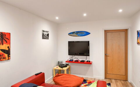 Bude, Upper Deck: Mobilia, Interior Design, Parete, Camera, Legna, Pavimentazione, Soffitto, Pavimento, Cornice, Illuminazione