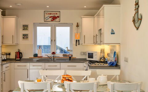 Bude, Upper Deck: Mobilia, Interior Design, Cucina, Pavimentazione, Soffitto, Legna, Lampada, Sedia, Illuminazione, Camera