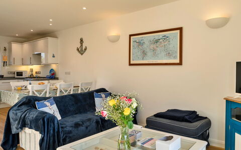 Bude, Upper Deck: Mobilia, Interior Design, Divano, Pavimentazione, Camera, Soffitto, Soggiorno, Pavimento, Cornice, Appartamento