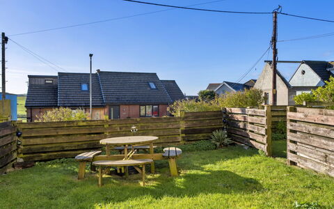 Bude, Upper Deck: Cielo, Tetto, Casa, Lotto, Casa, Nube, Area Rurale, Villetta, Backyard, Recinzione