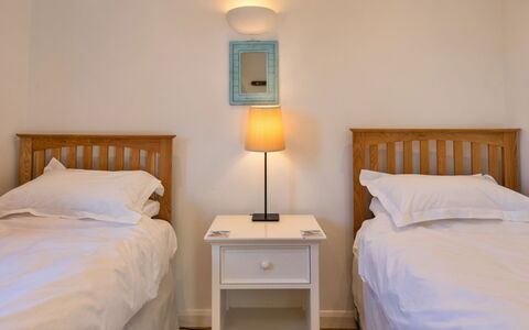 Bude, Upper Deck: Letto, Mobilia, Camera Da Letto, Bedding, Parete, Lenzuolo, Interior Design, Legna, Pavimento, Camera