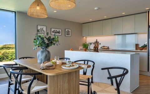 Perrantide: Mobilia, Interior Design, Pavimentazione, Legna, Sala Da Pranzo, Cucina & Sala Da Pranzo Tavolo, Tavolo, Pavimento, Sedia, Soffitto