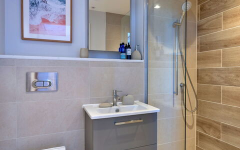 Perrantide: Pavimentazione, Bagno, Parete, Idraulico Fixture, Interior Design, Pavimento, Mobiletto Del Bagno, Lavandino Del Bagno, Lavello, Cabinetry