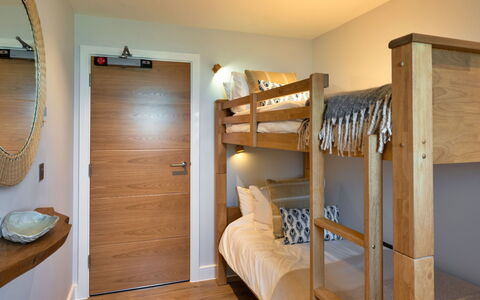 Perrantide: Mobilia, Letto, Letto A Castello, Camera Da Letto, Interior Design, Legna, Pavimentazione, Bedding, Pavimento, Camera