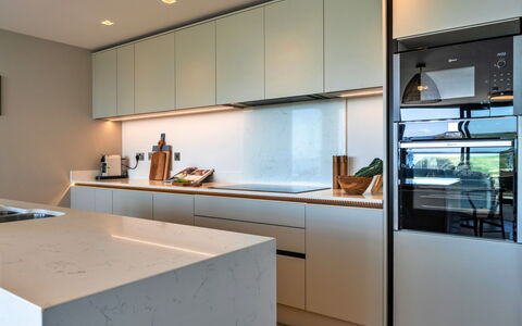 Perrantide: Cucina, Elettrodomestico Da Cucina, Controsoffitto, Interior Design, Cabinetry, Pavimentazione, Apparecchio Major, Mobilia, Elettrodomestico, Legna