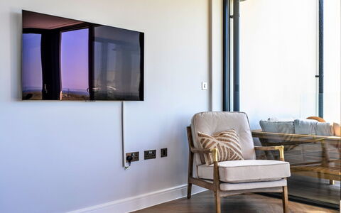 Perrantide: Interior Design, Mobilia, Set Televisivo, Televisione, Illuminazione, Pavimento, Casa, Pavimentazione, Soggiorno